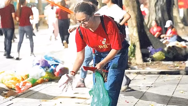 Các bạn trẻ dọn rác sau buổi tổng hợp luyện A80 ngày 22/8.