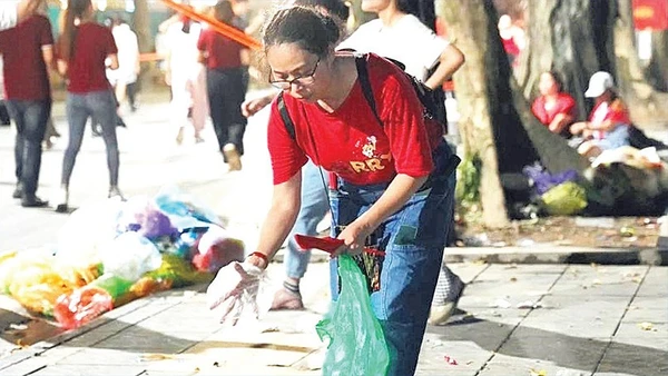 Các bạn trẻ dọn rác sau buổi tổng hợp luyện A80 ngày 22/8.