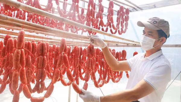Những thanh lạp xưởng tươi thơm ngon được xem là linh hồn của các bữa cơm gia đình.