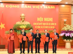 Thường trực Ban Bí thư Trần Cẩm Tú trao các Quyết định cho 5 cơ quan gồm: Đài Truyền hình Việt Nam, Đài Tiếng nói Việt Nam, Thông tấn xã Việt Nam, Viện Hàn lâm Khoa học xã hội Việt Nam, Viện Hàn lâm Khoa học và Công nghệ Việt Nam. (Ảnh: DUY LINH)