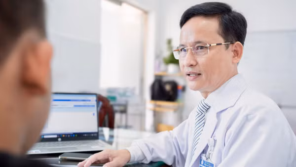 Tiến sĩ, bác sĩ Lê Hữu Phước trao đổi với bệnh nhân. (Ảnh: Bệnh viện cung cấp)