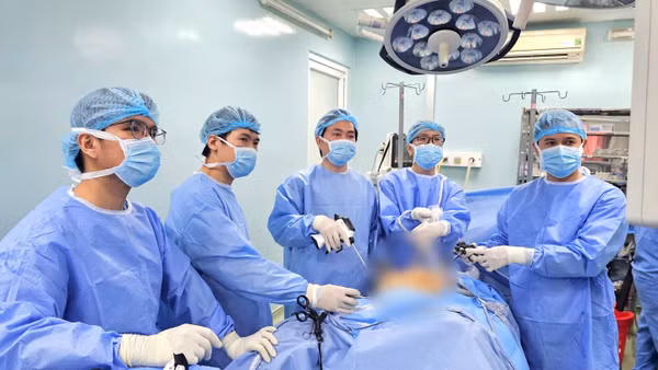 Tiến sĩ, Bác sĩ Chuyên khoa II Nguyễn Phú Hữu (ở giữa), cùng ê-kíp đang phẫu thuật. (Ảnh: Bệnh viện cung cấp)
