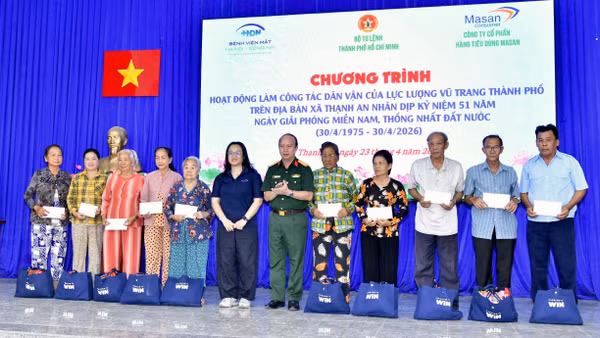 Thủ trưởng Bộ Tư lệnh Thành phố Hồ Chí Minh trao quà cho người dân tại xã Thạnh An. (Ảnh: HỮU TÂN)