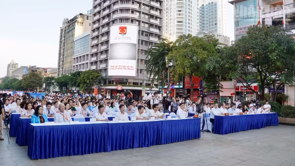 Quang cảnh lễ mít-tinh hưởng ứng Ngày Sức khỏe toàn dân. 