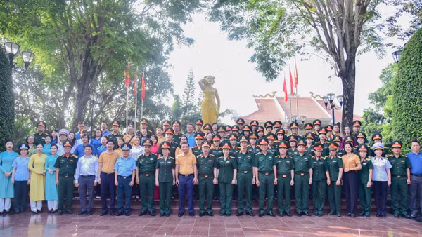 Đoàn công tác chụp ảnh lưu niệm trước tượng đài Anh hùng liệt sĩ Võ Thị Sáu ở xã Đất Đỏ. 