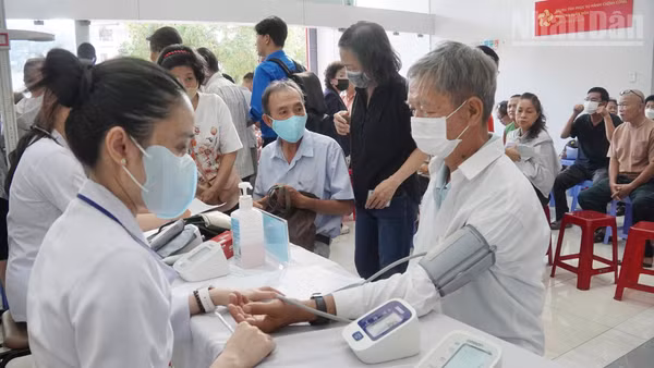 Đông đảo người cao tuổi đến các điểm tầm soát sức khỏe trong ngày 5/4. (Ảnh: KHANG ANH)