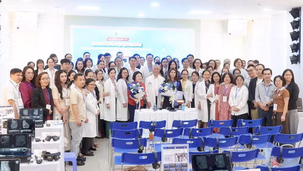 Các đại biểu và học viên khóa đào tạo chụp ảnh lưu niệm. (Ảnh: KHANG ANH)