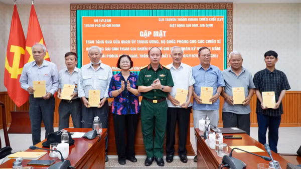 Thủ trưởng Bộ Tư lệnh Thành phố Hồ Chí Minh trao quà cho cựu chiến binh Biệt động Sài Gòn-Gia Định. 