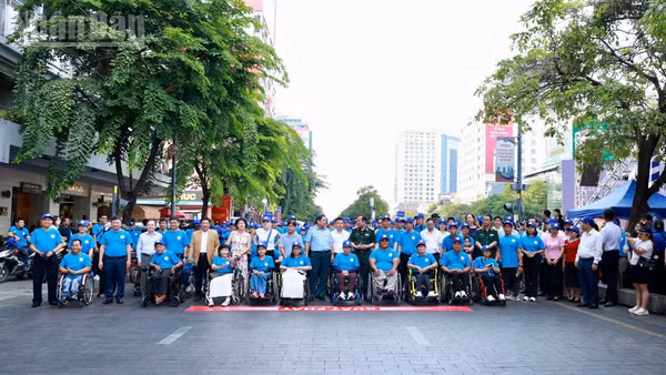 Các đại biểu và vận động viên tham gia đi bộ tại buổi phát động. (Ảnh: TRỌNG ANH)