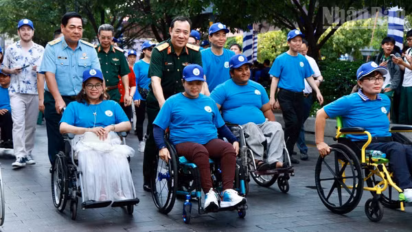 Các đại biểu và vận động viên khuyết tật dự lễ kỷ niệm Ngày người khuyết tật Việt Nam tại Thành phố Hồ Chí Minh, ngày 18/4/2026. (Ảnh: LÊ THÀNH)