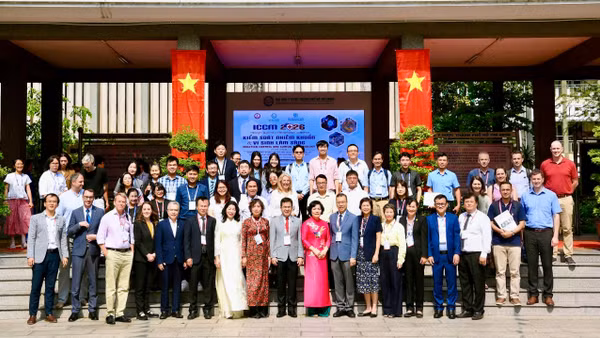 Đại biểu trong nước và quốc tế chụp ảnh lưu niệm.