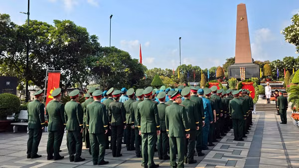 Lực lượng vũ trang Quân khu 7 viếng Nghĩa trang liệt sĩ Thành phố Hồ Chí Minh. (Ảnh: TIẾN DƯƠNG)
