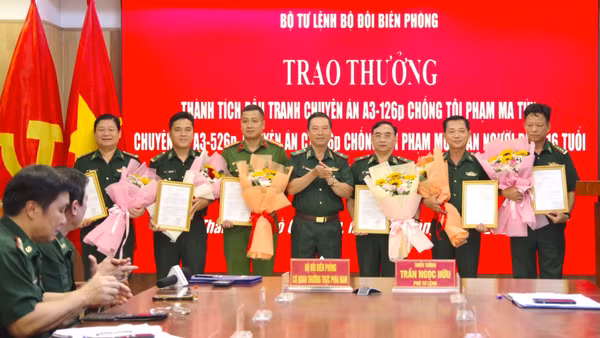Thiếu tướng Trần Ngọc Hữu, Phó Tư lệnh Bộ đội Biên phòng trao thưởng của Bộ Quốc phòng cho các đơn vị. (Ảnh: LÊ KHOA)