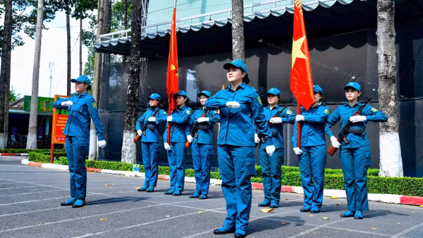 Khối nữ du kích miền nam tập luyện tại Trung đoàn Gia Định. (Ảnh: HỮU TÂN)