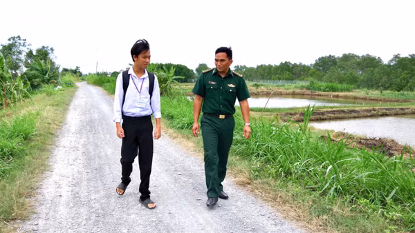 Con nuôi Phạm Văn Giàu chia sẻ ước mơ về con đường học tập cùng Thượng úy Thạch Minh Sỹ. (Ảnh: LÊ KHOA)