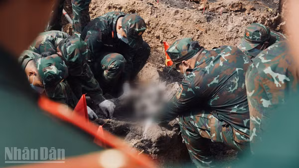 Lực lượng làm nhiệm vụ tìm kiếm, quy tập hài cốt liệt sĩ tại khu B, Công viên Lê Thị Riêng. (Ảnh: LÊ THÀNH)