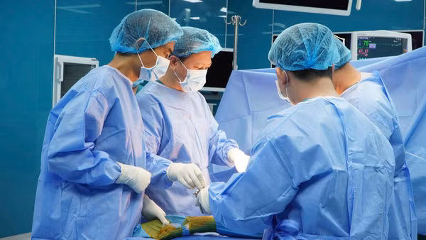 Ê-kíp thực hiện ca phẫu thuật thay khớp háng bán phần tại Bệnh viện đa khoa Vũng Tàu. (Ảnh: Bệnh viện cung cấp)