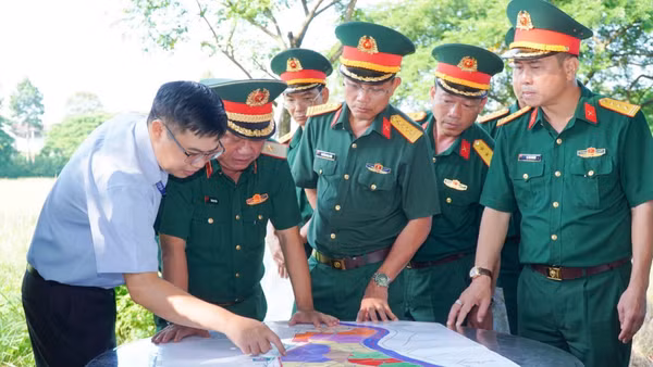 Đoàn khảo sát của Quân khu 7 tại hiện trường. (Ảnh: KIM TRƯỜNG)