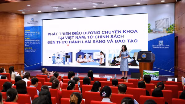 Báo cáo viên chia sẻ nội dung chuyên môn. (Ảnh: Bệnh viện cung cấp)