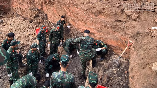 Lực lượng tìm kiếm làm nhiệm vụ tại khu B, Công viên Lê Thị Riêng. 