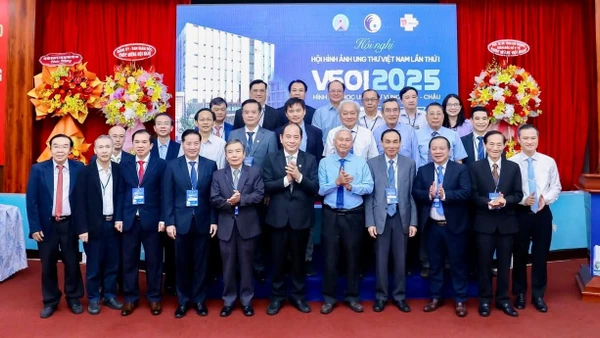 Đại biểu chụp ảnh lưu niệm tại Hội nghị lần thứ nhất Hội Hình ảnh ung thư Việt Nam. (Ảnh: Bệnh viện cung cấp).