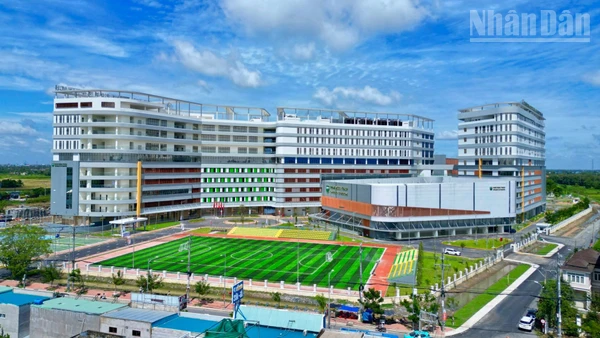 Cơ sở 2 của Trường đại học Y khoa Phạm Ngọc Thạch được đầu tư hiện đại nằm trong Cụm Y tế Tân Kiên. (Ảnh: THẾ ANH). 