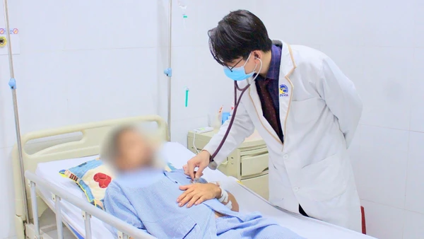 Bác sĩ Bệnh viện đa khoa Xuyên Á Long An thăm khám cho anh P.