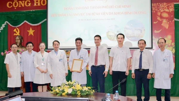Bác sĩ Võ Thái Trung nhận thư khen của Bí thư Thành ủy Thành phố Hồ Chí Minh. (Ảnh: Bệnh viện cung cấp)