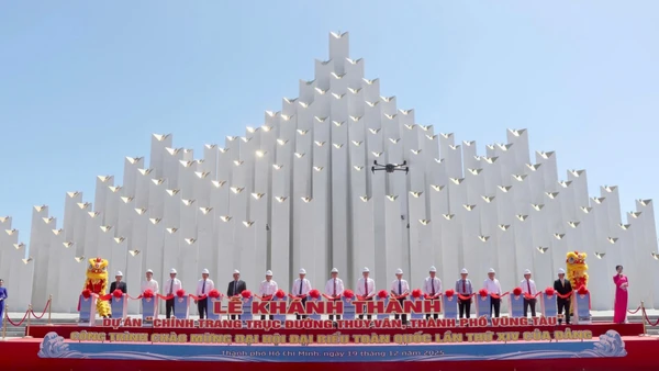 Lãnh đạo Thành phố Hồ Chí Minh và các đại biểu cắt băng khánh thành dự án.