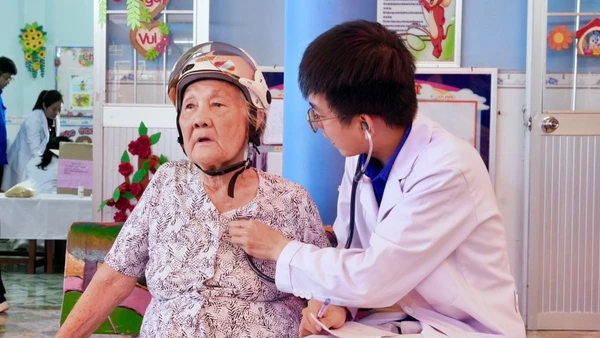 Bác sĩ Bệnh viện Thống Nhất khám bệnh cho người cao tuổi tại tỉnh Cà Mau.