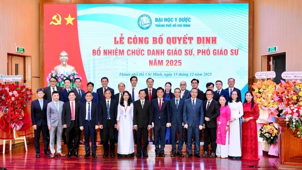 Tập thể lãnh đạo Đại học Y dược Thành phố Hồ Chí Minh và các tân Giáo sư, Phó Giáo sư năm 2025. 