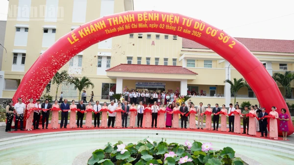 Các đại biểu cắt băng khánh thành Bệnh viện Từ Dũ cơ sở 2 ở Cần Giờ.