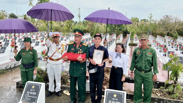 Gia đình đưa liệt sĩ Vũ Khắc Thụ về quê hương an táng.