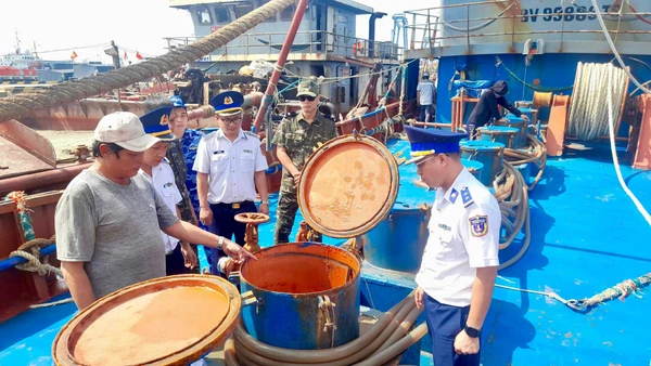 Lực lượng chức năng kiểm tra trên khoang tàu. (Ảnh: CTV)