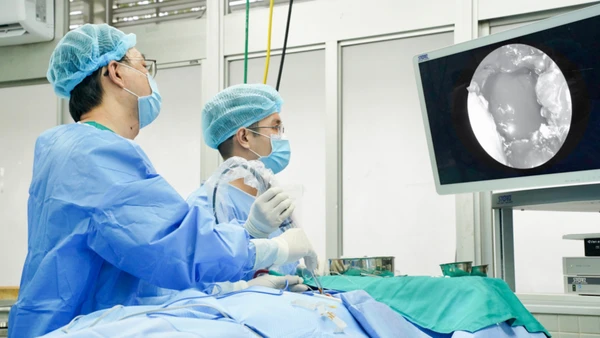 Bác sĩ Bệnh viện Chợ Rẫy sử dụng hệ thống phẫu thuật nội soi thần kinh 4K-ICG cho ca mổ.