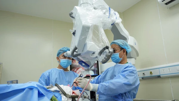 Ê-kíp bác sĩ Bệnh viện đa khoa quốc tế Minh Anh đang thực hiện ca phẫu thuật. (Ảnh: Bệnh viện cung cấp)
