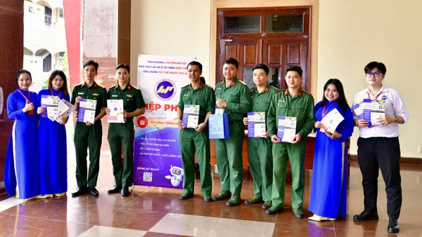 Hạ sĩ quan và binh sĩ trực tiếp tìm hiểu cơ hội việc làm với đơn vị tuyển dụng. (Ảnh: CTV)