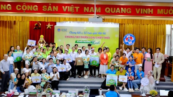 Trao giải thưởng cho các đội thi chung kết.