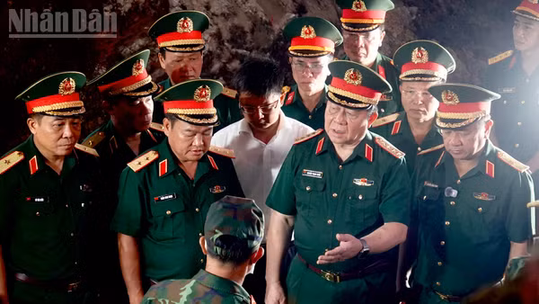 Đại tướng Nguyễn Trọng Nghĩa trao đổi với lực lượng làm nhiệm vụ tìm kiếm, quy tập hài cốt liệt sĩ tại Công viên Lê Thị Riêng. (Ảnh: Thế Anh)