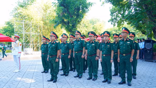 Đoàn đại biểu Quân khu 7 dâng hương tại Tượng đài Cố Tổng Bí thư Trần Phú. (Ảnh: NGUYÊN PHÚ)
