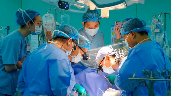 Ê-kíp phẫu thuật ghép tim Bệnh viện Đại học Y dược Thành phố Hồ Chí Minh. 