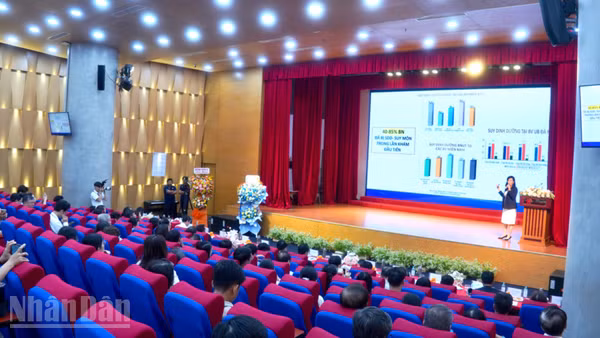 Diễn giả trình bày tham luận khoa học tại hội thảo. 