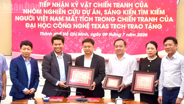 Lãnh đạo Thành phố Hồ Chí Minh tiếp nhận kỷ vật chiến tranh do nhóm nghiên cứu thuộc Đại học Texas Tech trao. 