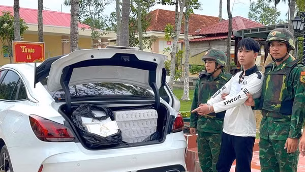 Đối tượng Nguyễn Trung Hậu cùng phương tiện vận chuyển thuốc lá lậu. (Ảnh: Hải Bằng)