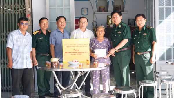 Thiếu tướng Trần Thanh Đức thăm, tặng quà bà Lê Thị Mép, thương binh hạng 2/4, tại xã Thái Mỹ. (Ảnh: Quang Tiến)