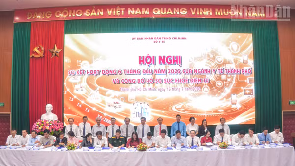 Quang cảnh lễ ký kết chương trình phối hợp giữa các bệnh viện và Ủy ban nhân dân xã, phường. 