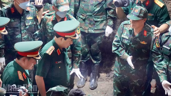 Đại tướng Phan Văn Giang, Ủy viên Bộ Chính trị, Phó Thủ tướng Chính phủ, Bộ trưởng Quốc phòng tại hiện trường khu vực quy tập liệt sĩ ở Công viên Lê Thị Riêng. 
