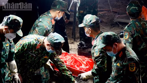 Lực lượng tìm kiếm hài cốt liệt sĩ làm nhiệm vụ ngày 13/7. 