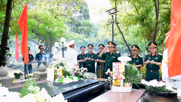 Đoàn công tác Bộ Tư lệnh Thành phố Hồ Chí Minh dâng hương tri ân các Anh hùng liệt sĩ tại Đặc khu Côn Đảo. 