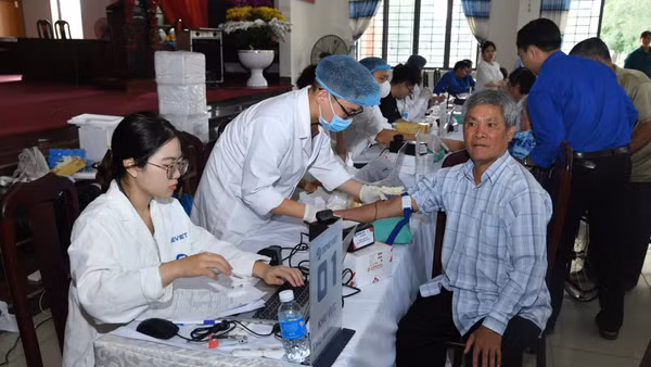 Công tác lấy mẫu sinh phẩm ADN em ruột liệt sĩ Huỳnh Văn Quên. (Ảnh: Bộ Tư lệnh Thành phố Hồ Chí Minh)